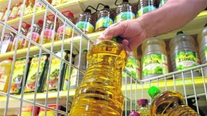 انخفاض أسعار الزيت في الأسواق لليوم الثاني وتأثيره على تكلفة المعيشة